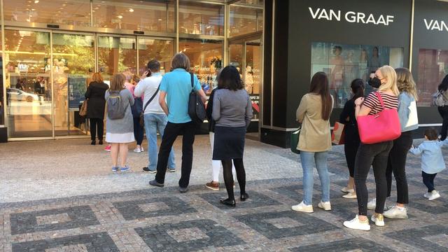 Obchody v Praze otevřely: Fronty na oblečení i boty v nákupních centrech, do menších obchůdků se lidé nehrnou
