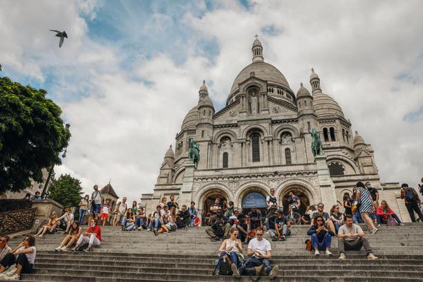 Behind the scenes of the Sacré-Coeur basilica, the “sacred heart” of the Montmartre hill