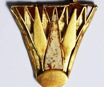 Jewelry like those of Nefertiti in Bronze Age tombs in Cyprus