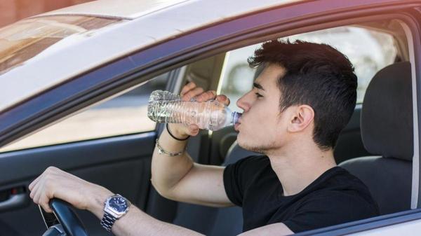 Por qué es peligroso llevar una botella de agua en el coche en verano 