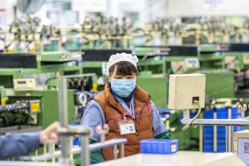 Face à la Chine, les fabricants de masques manquent d’air : les entreprises angevines résistent 