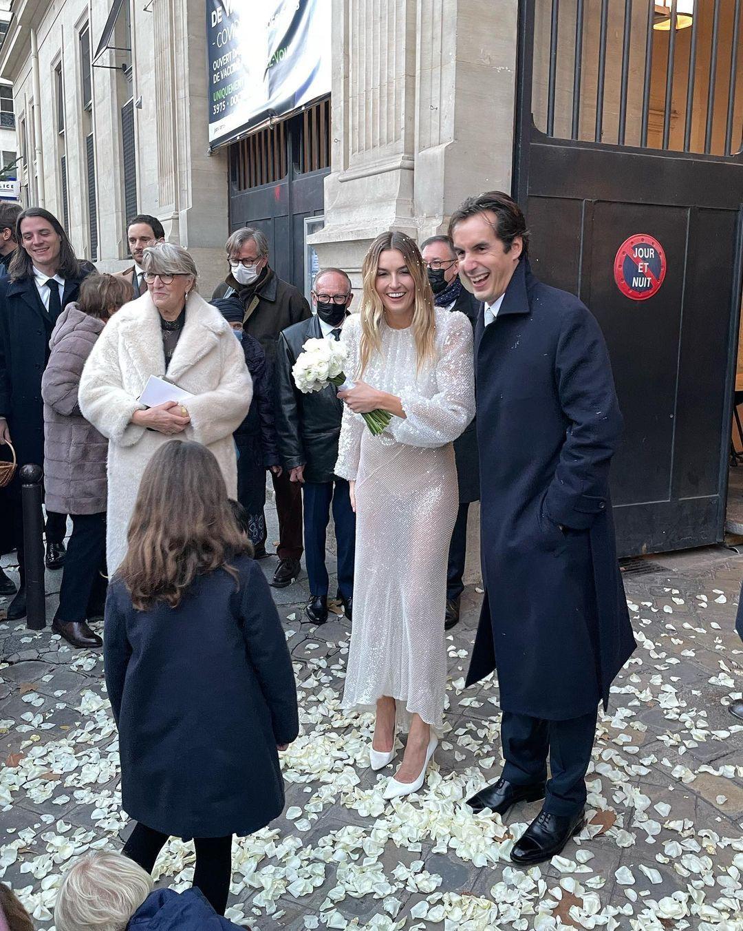 Telva The 3 wedding dresses of Camille Charrière, the most atypical French bride