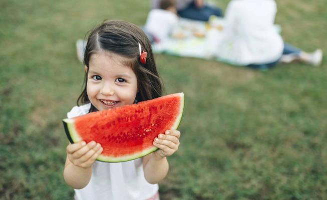 ¿Cómo alimentar a los niños en días calurosos?