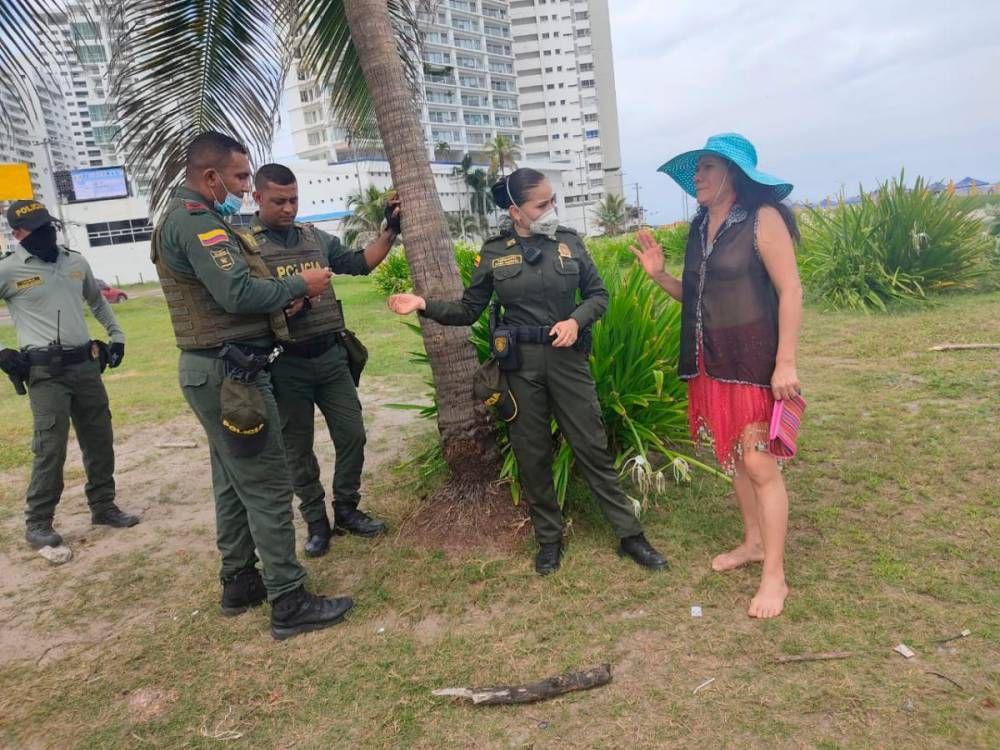 Mujer se niega a pagar multa por hacer topless en Cartagena: “Si los hombres pueden estar sin camisa, yo también”