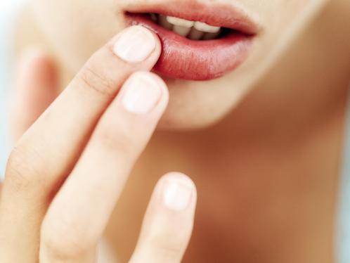 Gommage des lèvres : tout savoir sur ce geste beauté 