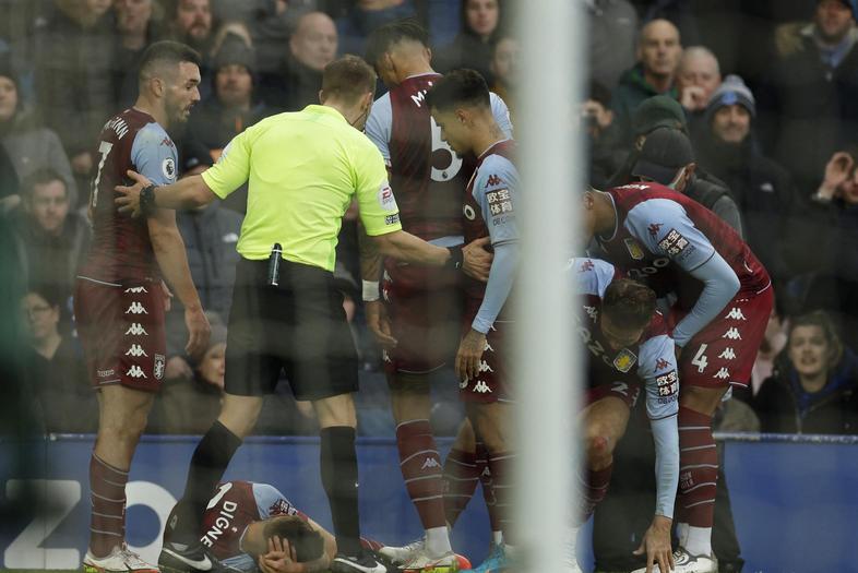 Everton-fans bekogelen Villa-spelers, Brentford-Wolves kort gestaakt om drone Gerelateerde artikelen Everton-fans bekogelen Villa-spelers, Brentford-Wolves kort gestaakt om drone Gerelateerde artikelen