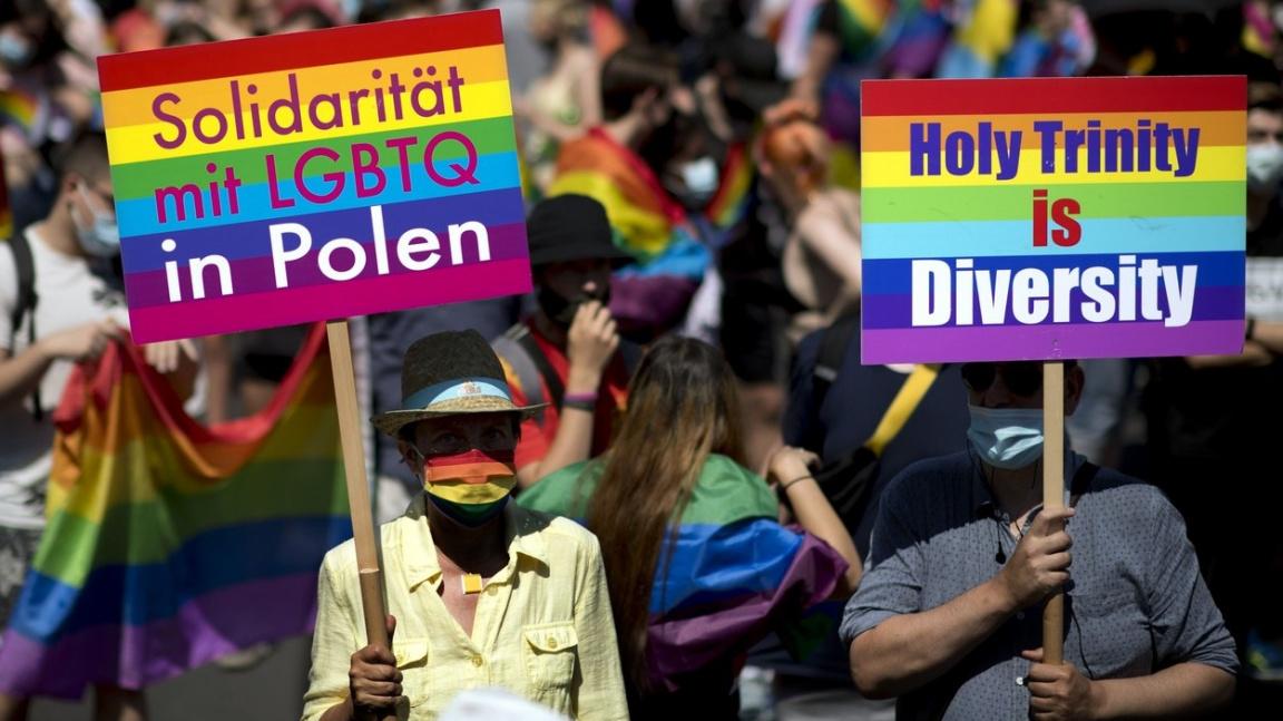 Polští gayové hledají v Berlíně ztracený ráj, je pro ně útočištěm před domácí homofobií | Zprávy | Tiscali.cz 