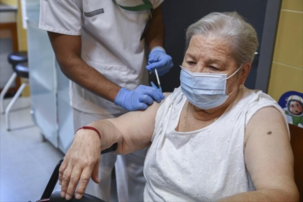Público El 50% de los mayores ya tiene la tercera dosis mientras Salud Pública estudia los nuevos colectivos que la recibirán