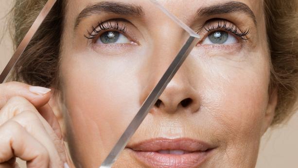 Bases fluidas, cejas gruesas y labios con brillo: consejos para maquillarse a partir de los 50