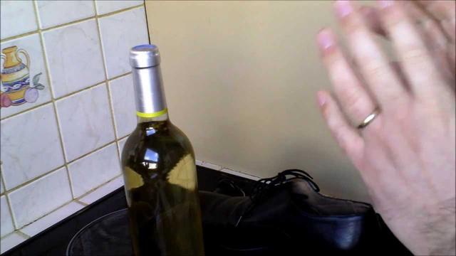Comment ouvrir une bouteille sans tire-bouchon ? 7 astuces simples ! 