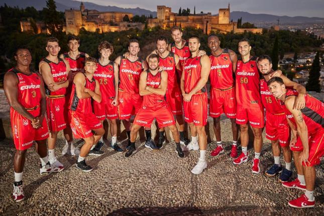 El Coviran Granada presenta su ropa en el Mirador de San Nicolás