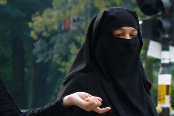 Pour ou contre la burqa en Suisse : une initiative très identitaire, selon la sociologue Mallory Schneuwly Purdie