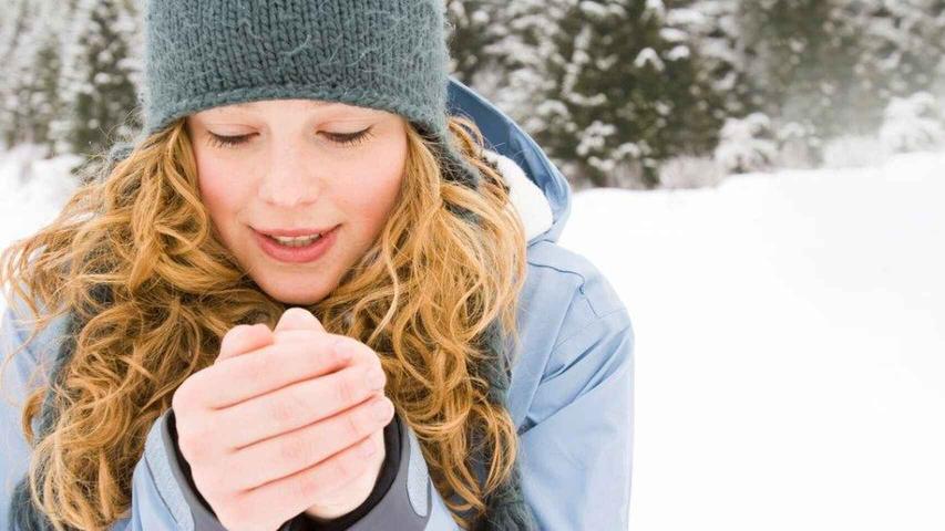 Woman How to take care of your hands when the cold arrives