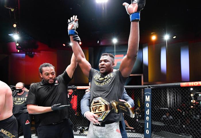 «Viens voir cet homme, il est vraiment spécial» : comment Francis Ngannou, star du MMA et ex-SDF, a quitté la rue 