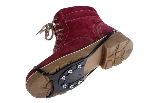 Botas y zapatillas con suela antideslizante para no resbalar en un suelo helado
