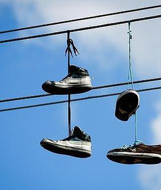 ¿Qué significan las zapatillas colgadas de los cables eléctricos? 