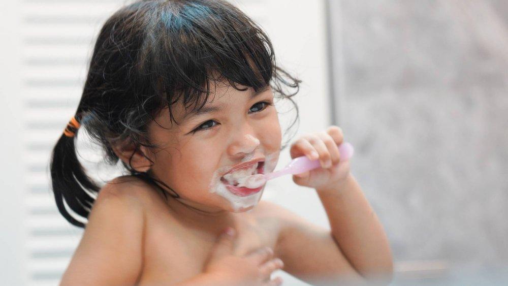 A partir de quel âge un enfant peut-il utiliser un dentifrice d'adulte ?