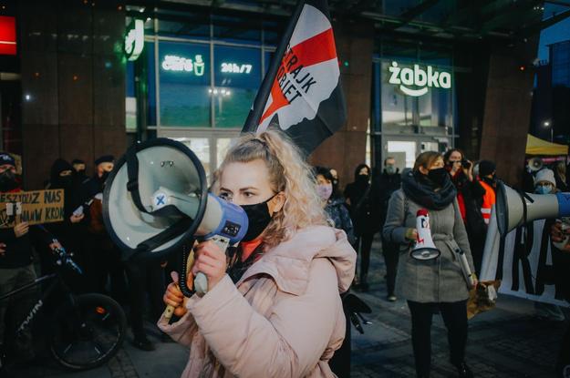 Vše jsme udělali správně, na zákon o potratech jsme nehleděli, hájí se polští lékaři po smrti ženy 