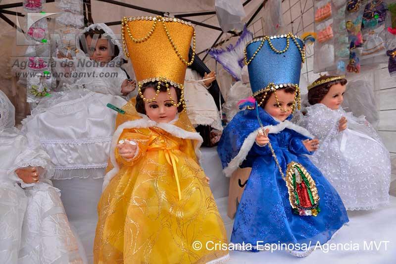 Comerciantes de vestimenta de Niños Dios en Toluca reportan bajas ventas