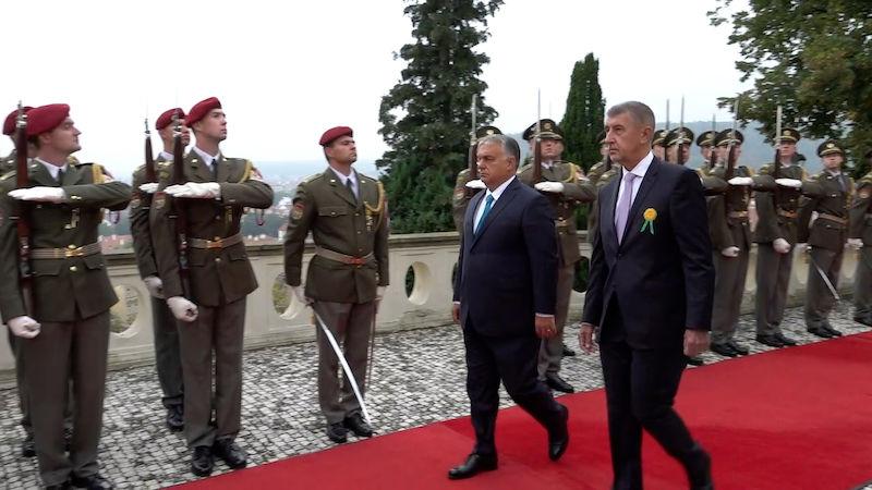 Orbán dorazil do Ústeckého kraje, kde kandiduje Babiš. Hanba, křičeli demonstranti 