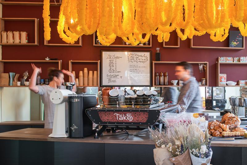 Svěží káva: Židenická kavárna Take 5 se dvěma bary jako recept na spokojené manželství 
