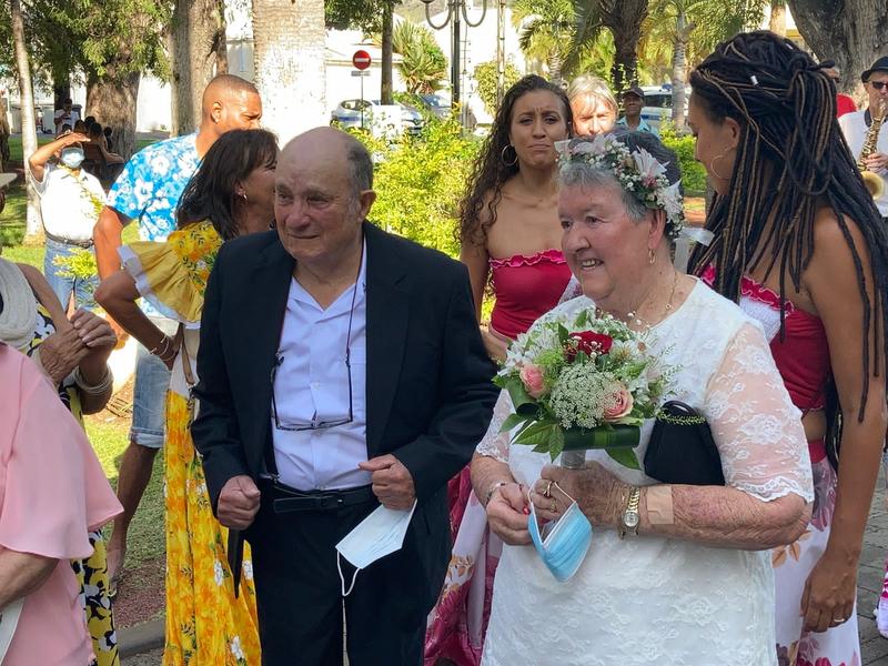 Mariage lontan à Saint-Paul : c’est au son d’un orchestre en cuivre que les époux Hoareau fêtent leurs noces de diamant 