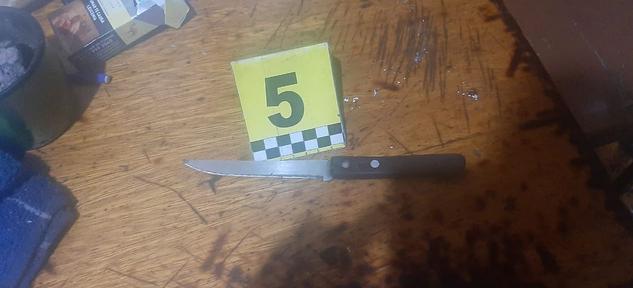 El asesinato del hermano del exjugador Maximiliano “Chanchi” Estévez: encontraron cuatro cuchillos con manchas de sangre en la casa de la mujer que lo apuñaló