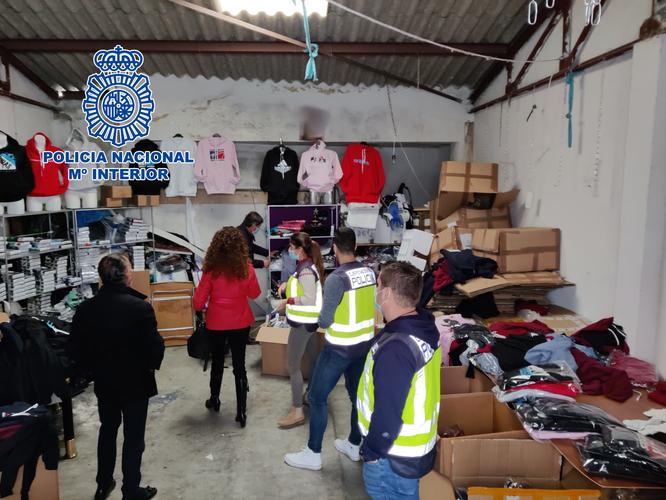 La Policía detiene en Jaén a cuatro personas por falsificar ropa de marca 