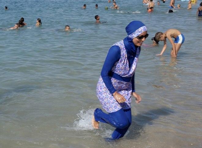 El Mundo Reclama a una mujer que se bañó en burkini en una piscina de Marsella que pague la limpieza del agua 