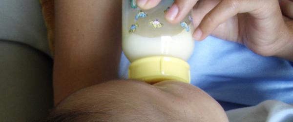 Le bébé régurgite un ver de 6 cm : le lait infantile en cause et une plainte déposée 