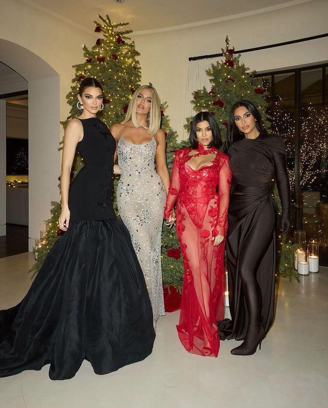 Kim Kardashian se ve totalmente irreconocible en el anuncio de la línea de ropa Sears resurgido con las hermanas Khloe y Kourtney