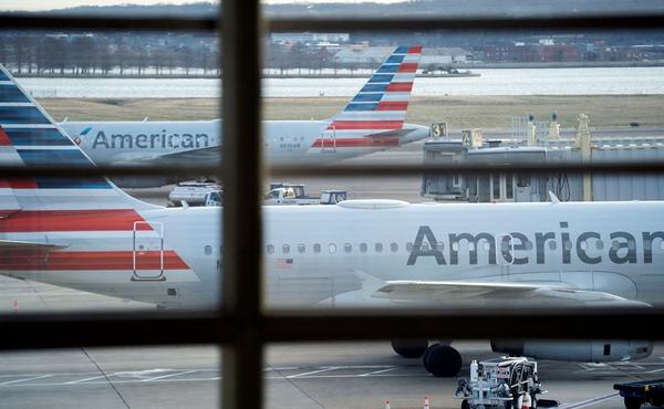 Pasajera bajada de avión en Estados Unidos por no usar cubrebocas pide indemnización