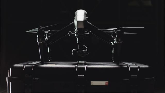 Nieuws uit de Regio Overvliegende drone met schijnwerper houdt gemoederen bezig in Heiakker Deurne 