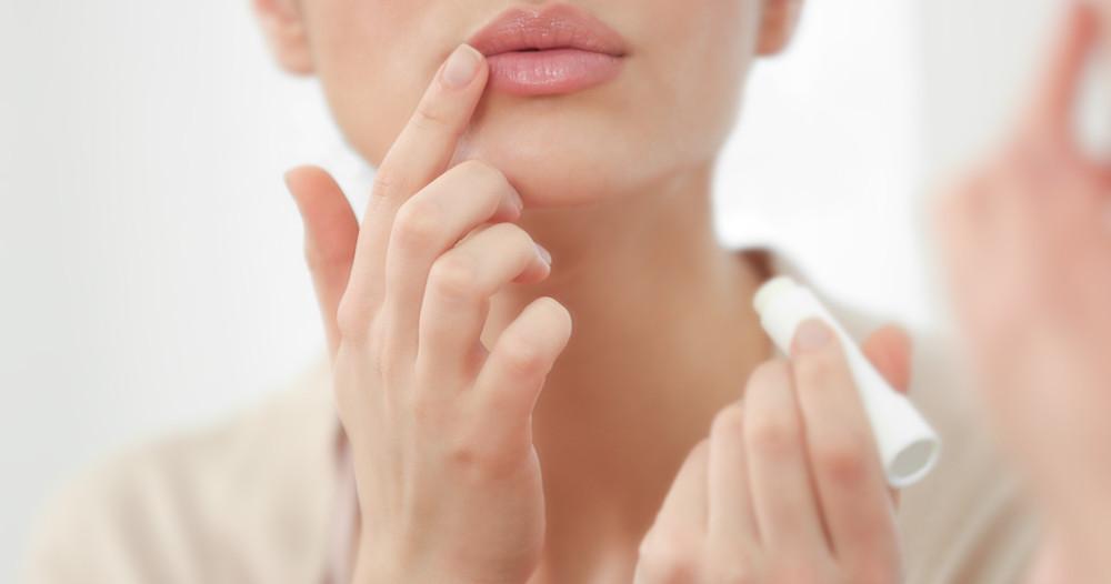 Pourquoi vos commissures de lèvres craquellent parfois, et comment y remédier 