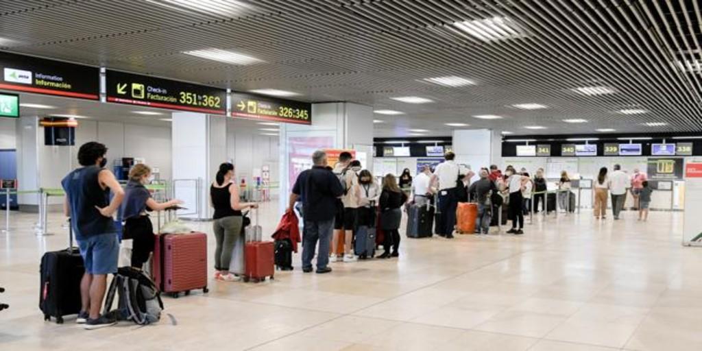 Los aeropuertos españoles ya operan más de 2.000 vuelos diarios, frente a los 300 de mayo 