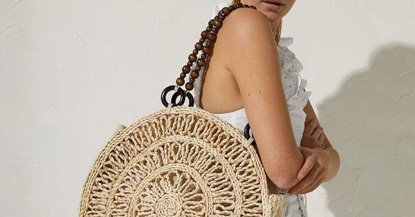 Hurry up because the clones of this bag tote bag and this braided hat won't last too long in the new Zara collection 