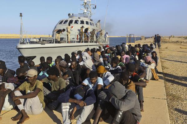 Los cadáveres de migrantes ahogados llegan a la costa libia