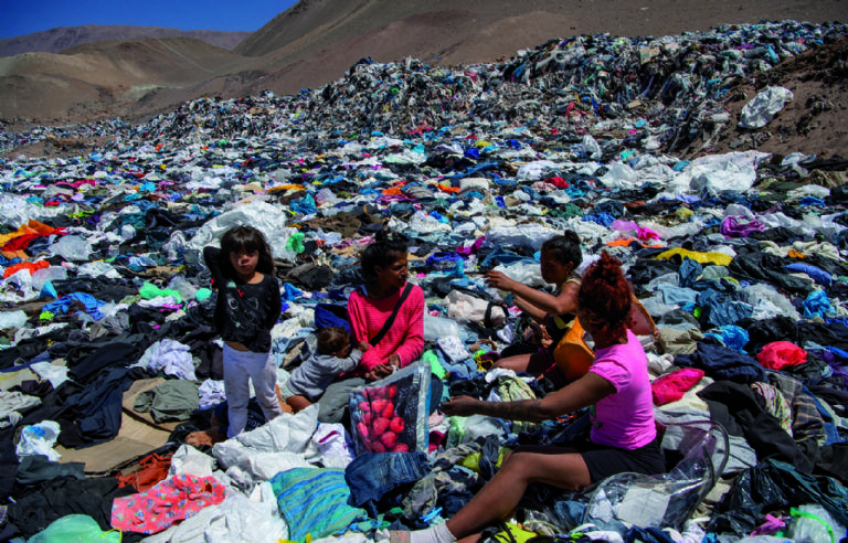 En el desierto de Atacama, el cementerio tóxico de la moda descartable