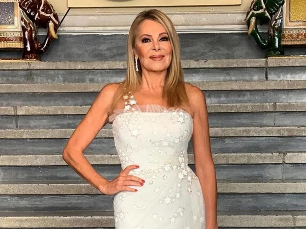 El vestido blanco ‘con mensaje incluido’ con el que Ana Obregón presenta el especial de Navidad