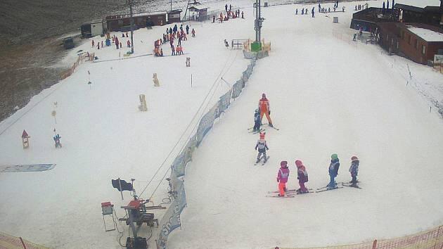 Na sjezdovkách jihu Moravy je nabito: školáci zahánějí loňský lyžařský hlad 