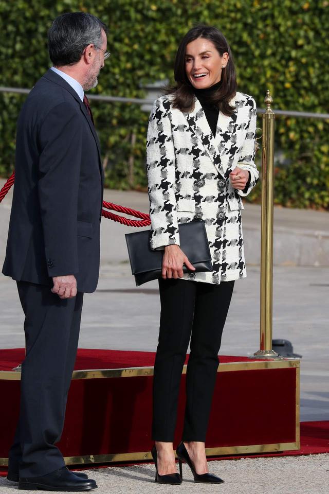 Ficha el mejor look de tardeo de Ana Milán con blazer de pata de gallo 'made in Spain' y leggings