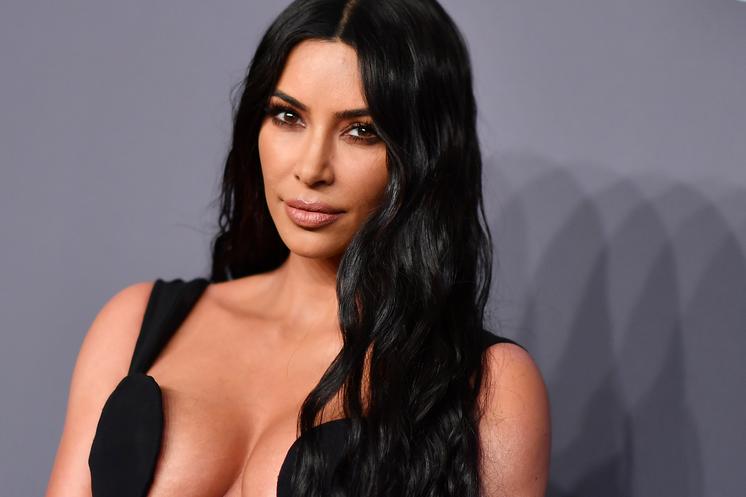 Pourquoi Kim Kardashian a dû changer le nom de sa ligne "Kimono"
