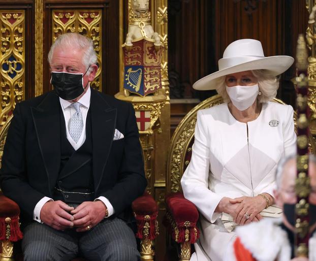 Sin tiara pero con broche de la Reina Madre: el significado detrás del atuendo de Camilla en homenaje a Isabel II