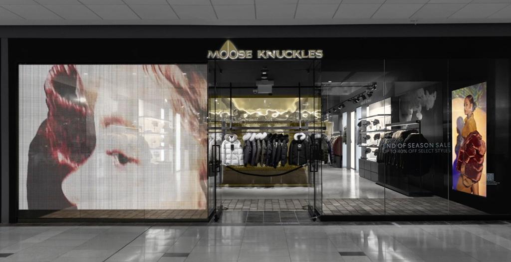 Moose Knuckles ofrece una impactante solución de digital signage en su escaparate 