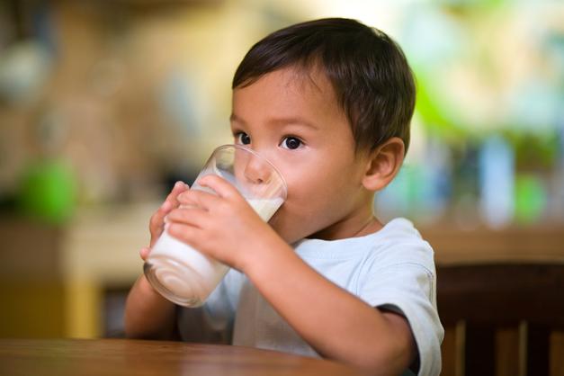 8 questions sur le lait infantile de 1 à 3 ans | PARENTS.fr