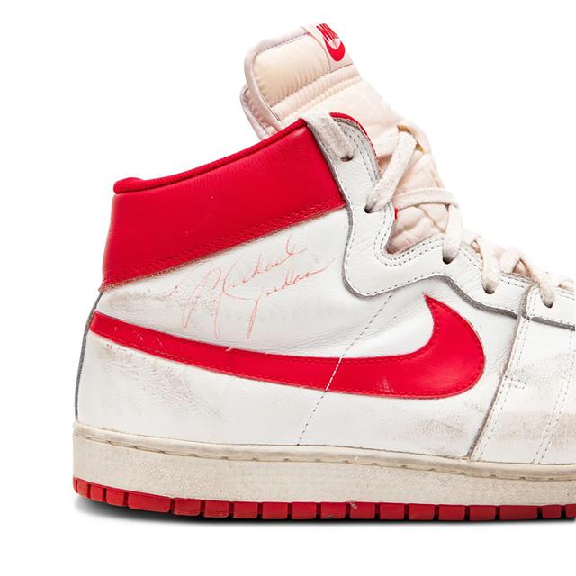 Subastan las zapatillas más antiguas que usó Michael Jordan en la NBA: el precio que las podría convertir en las más caras de su clase