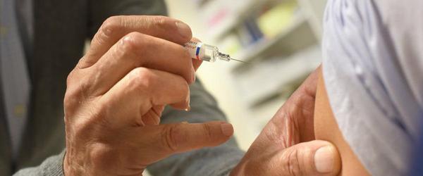 Covid-19 : la HAS recommande de réduire à 3 mois le délai du rappel du vaccin et de l'ouvrir aux adolescents fragiles 