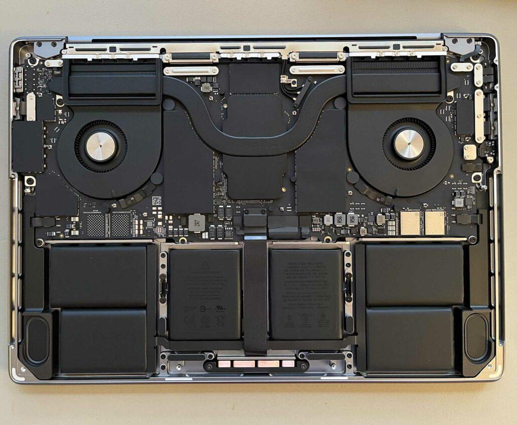 MacBook Pro 2021 : les batteries faciles à changer, le reste du démontage est un calvaire