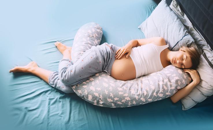Comment bien dormir et allaiter bébé avec un coussin d'allaitement ? 