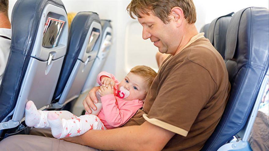 Volar con bebés: guía práctica para primerizos 